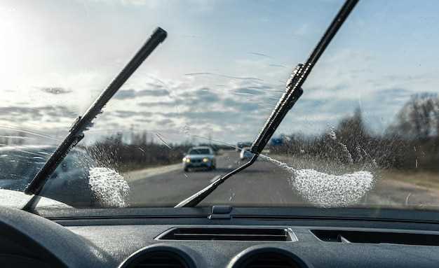 Подготовка и снятие резинки со щетки стеклоочистителя Peugeot 408